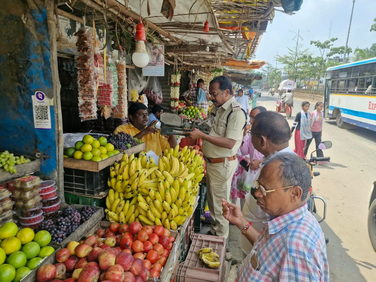 తూకాల్లో మోసాలకు పాల్పడితే కఠిన చర్యలు - Additional Image