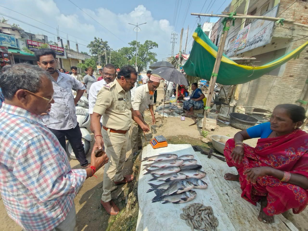 తూకాల్లో మోసాలకు పాల్పడితే కఠిన చర్యలు - Additional Image